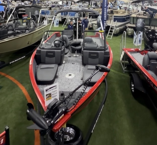 Front casting deck of the Tracker Pro Guide V-175 Combo